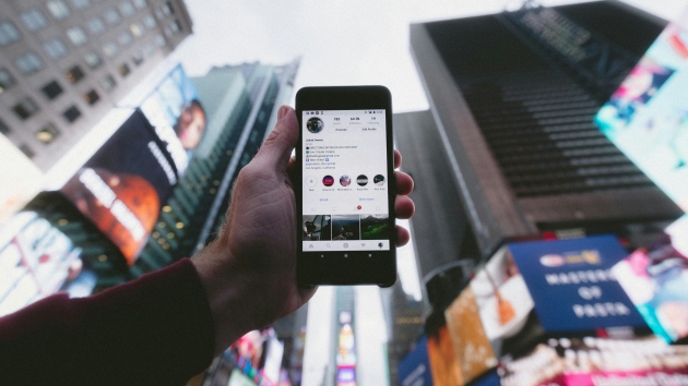 Social Commerce etabliert sich als Verkaufskanal, besonders bei Jüngeren - Quelle: Jakob Owens/Unsplash